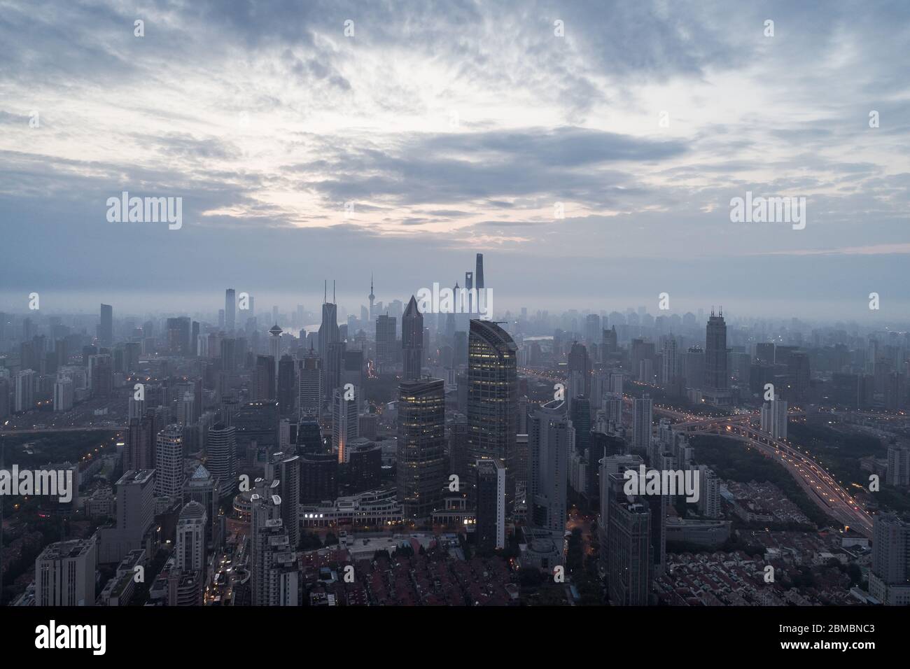 Luftaufnahme des Geschäftsviertels und der Stadtlandschaft in der nebligen Morgendämmerung, West Nanjing Road, Jing`an District, Shanghai Stockfoto